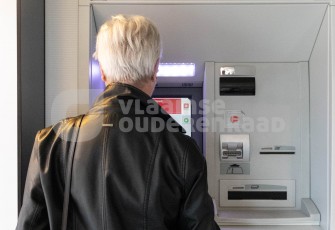 Oudere bij de bank