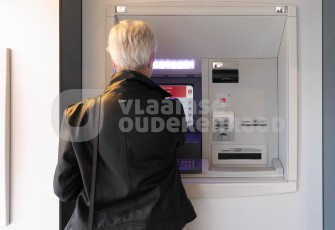 Oudere bij de bank