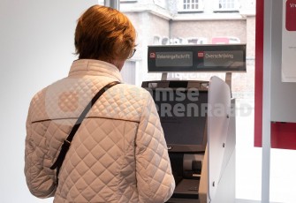Oudere bij de bank
