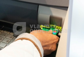 Oudere bij de bank