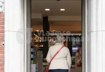 Oudere gaat apotheek binnen