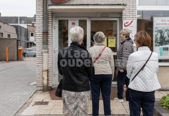 Ouderen aan postkantoor