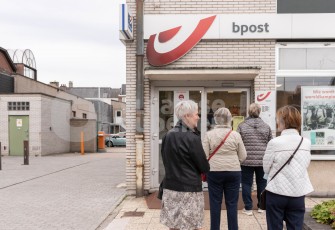 Ouderen aan postkantoor