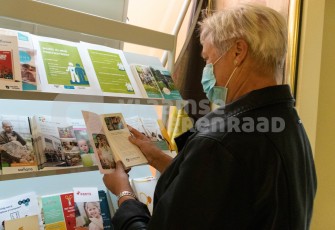 Oudere leest folder