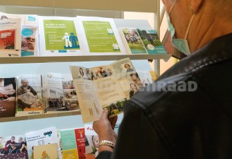 Oudere leest folder