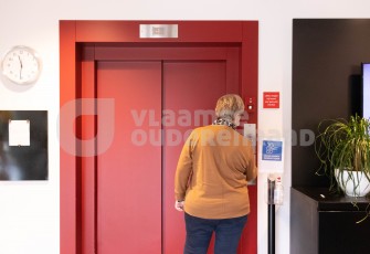 Oudere neemt lift