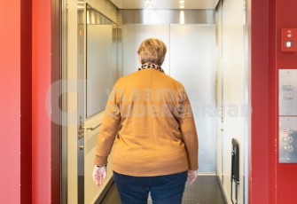 Oudere neemt lift