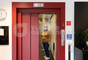 Oudere neemt lift