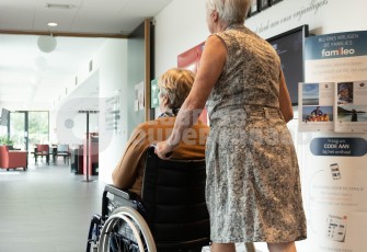 Oudere in rolstoel