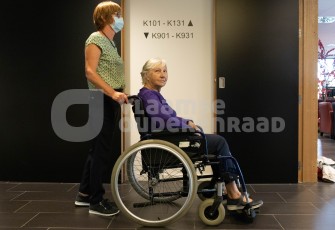 Oudere in rolstoel