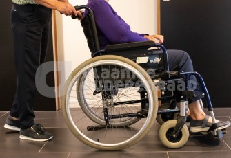 Oudere in rolstoel