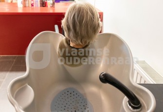 Oudere bij kapper in woonzorgcentrum