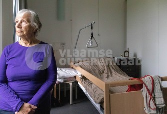 Oudere in kamer woonzorgcentrum