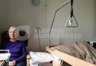 Oudere in kamer woonzorgcentrum