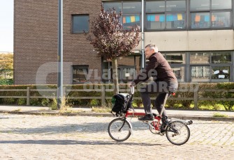 Oudere op plooifiets