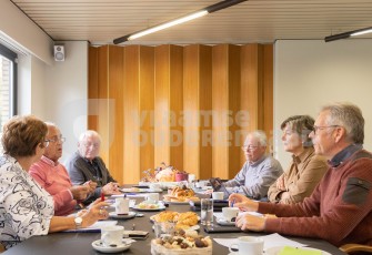 Vergaderende ouderen