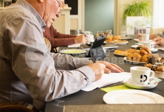 Vergaderende ouderen