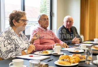 Vergaderende ouderen