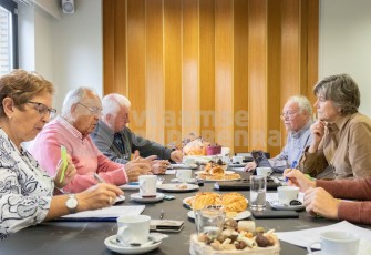 Vergaderende ouderen
