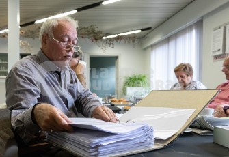 Vergaderende ouderen