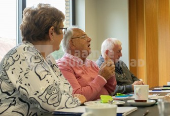 Vergaderende ouderen