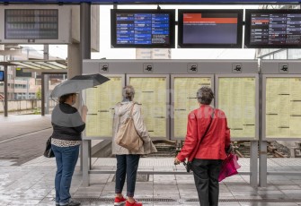 Ouderen lezen treinplanning