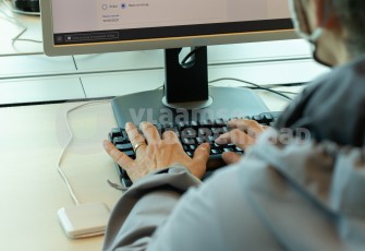 Oudere aan de computer