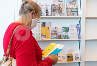 Oudere leest folder