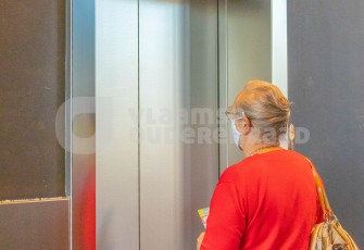 Oudere wacht op de lift