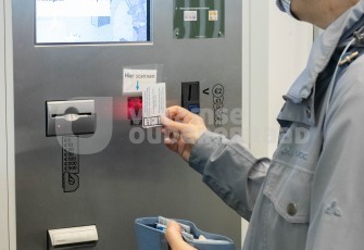 Oudere betaalt parkeerticket