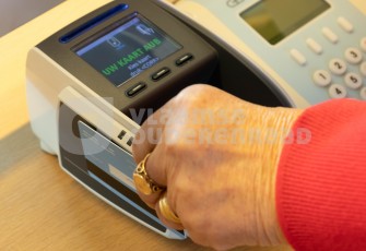 Oudere betaalt met bankkaart