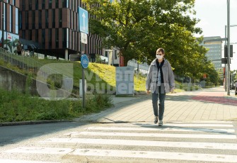 Oudere steekt de straat over