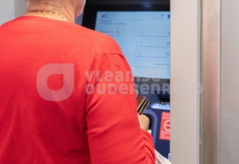 Oudere aan bankautomaat