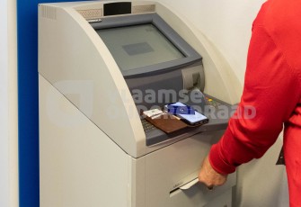 Oudere aan bankautomaat