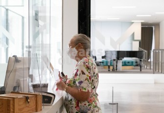 Oudere aan onthaal
