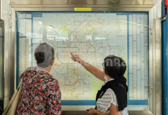 Ouderen kijken op metroplan