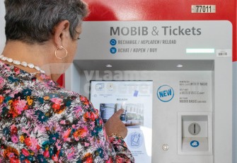 Oudere koopt metroticket