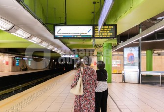 Ouderen wachten op de metro