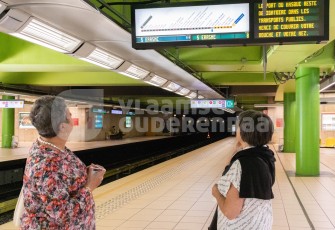 Ouderen wachten op de metro