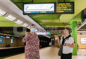 Ouderen wachten op de metro