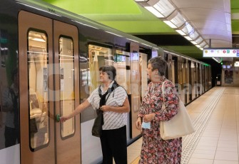 Ouderen stappen op de metro