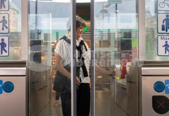 Oudere scant metroticket
