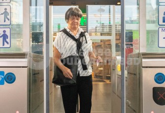 Oudere scant metroticket