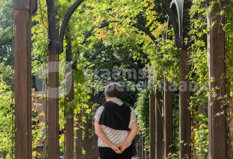 Wandelende oudere vrouw