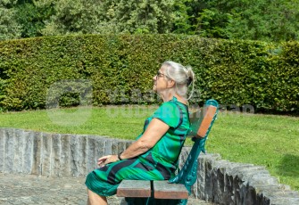 Oudere op bank