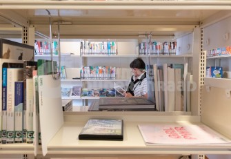 Oudere in bibliotheek
