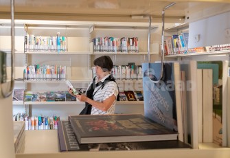 Oudere in bibliotheek