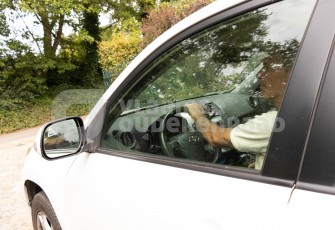 Oudere in de auto