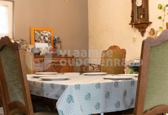 Oudere dekt tafel