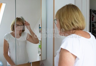 Oudere in badkamer